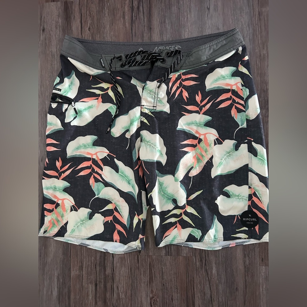 Rip Curl- Men’s tropical print boardshorts with pockets and drawstring